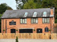 Woofs of Wixford dog grooming and pampering salon Arrow Warwickshire Logo 